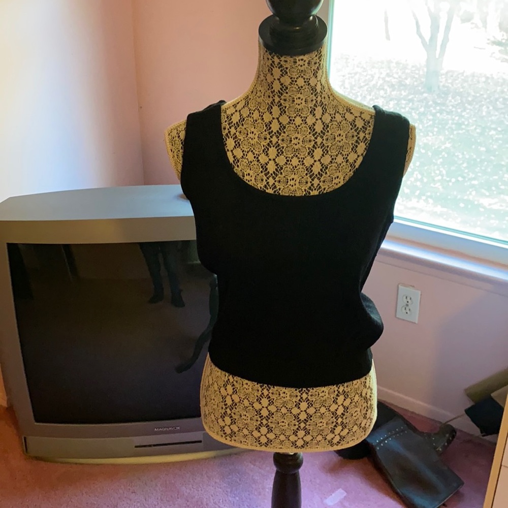 St. John basics perfect tank for under anything light weight knit 13 inch long